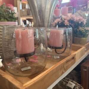 Ein Dekoglass mit Kerzenständer